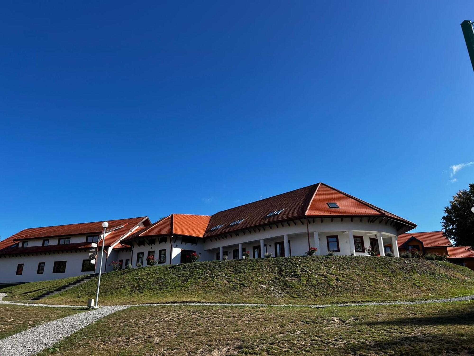 Erzsebet Szallo Izvoare  Exterior photo