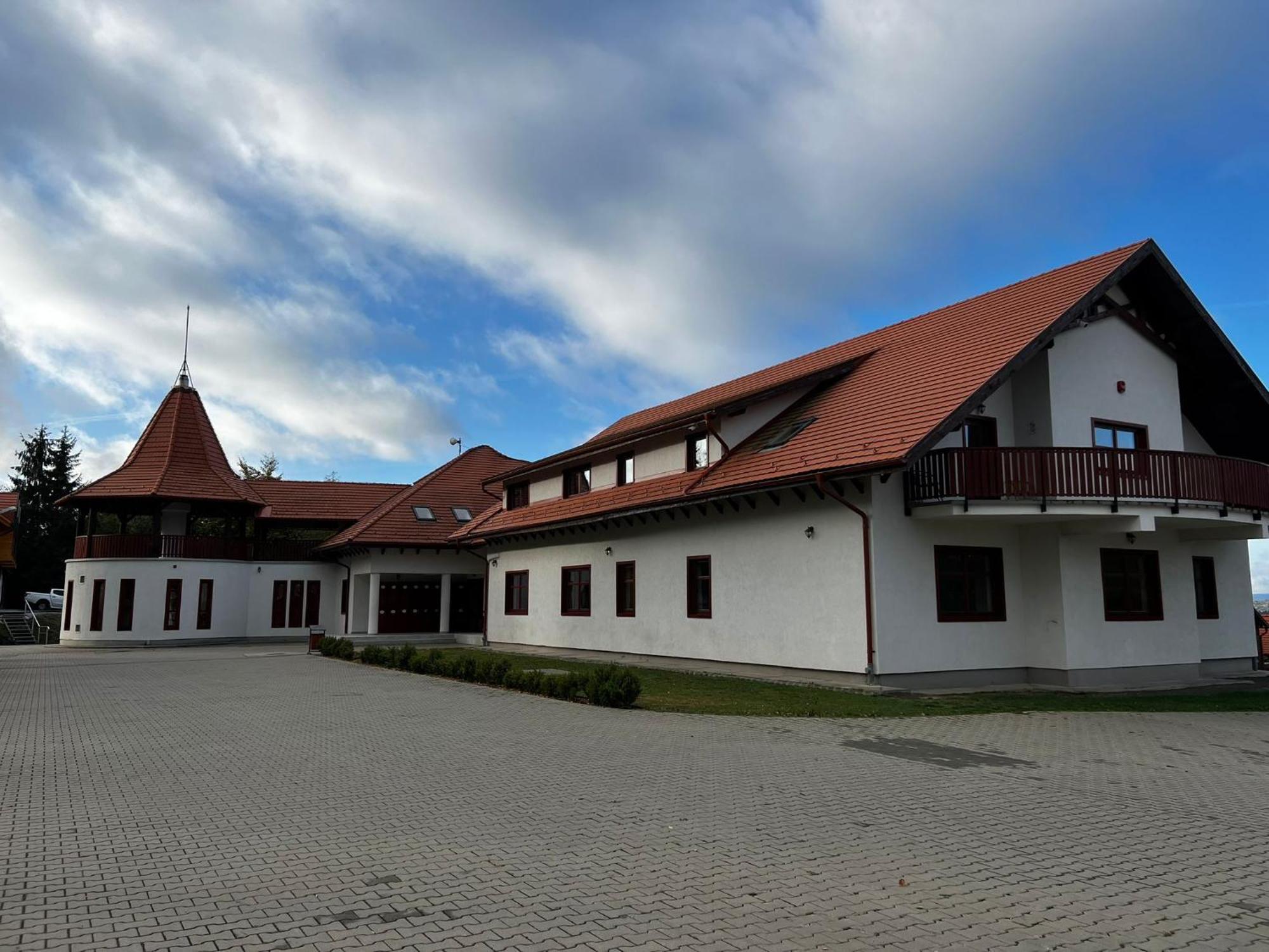 Erzsebet Szallo Izvoare  Exterior photo